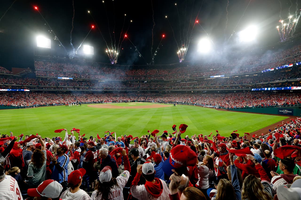 Una vista general de la explosión de fuegos artificiales antes del Juego Cuatro de la Serie Mundial 2022 entre los Astros de Houston y los Filis de Filadelfia en el Citizens Bank Park el 2 de noviembre de 2022.
