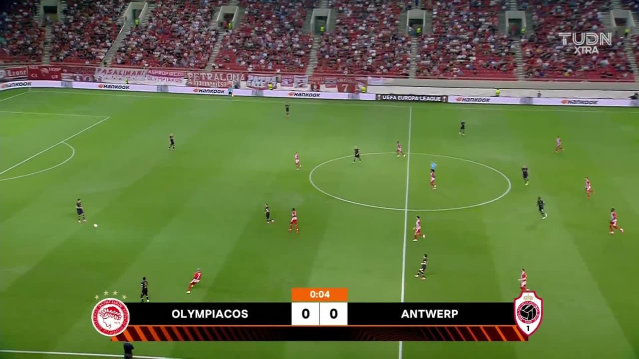 Arranca el partido y la pelota está en juego.