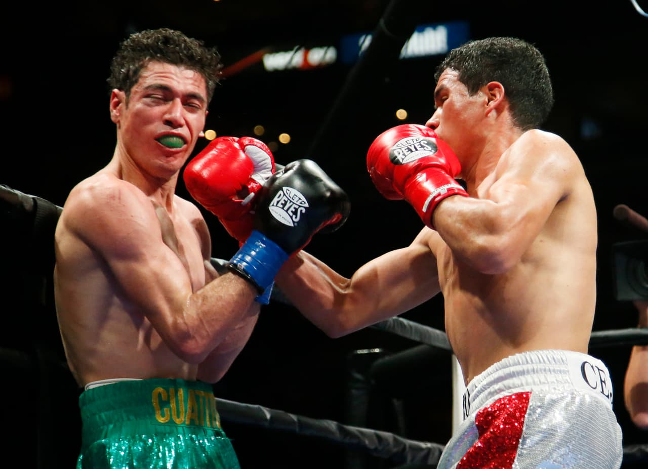 Hugo Ruíz y Julio Ceja se enfrentaron el 29 de agosto en el Staples Center. Los mexicanos iban por el título interino supergallo del CMB. Como se esperaba, ambos púgiles salieron con todo, Ceja cayó en el tercer rollo, estaba en malas condiciones, pero logró seobrevivir y en el quinto asalto tumbó a Ruíz, éste estaba dañado, el ‘Pollito’ lo apabulló y el réferi detuvo la batalla.