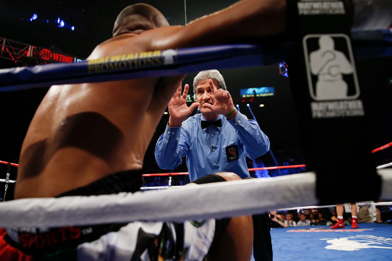 La segunda pelea se llevó a cabo en el MGM Grand de Las Vegas, Salido y Martínez salieron como dos toros, se dieron con todo, no se guardaron nada. En el tercer asalto ambos cayeron al suelo. El combate fue de varios intercambios de golpes. Los jueces dieron empate. Habrá una tercera contienda en el 2016.
