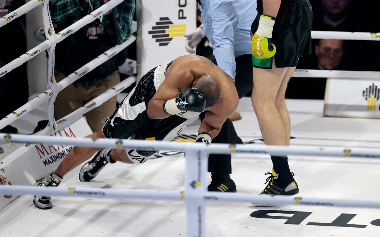 Enzo Maccarinelli no tuvo piedad con el veterano estadounidense Roy Jones Jr., a quien puso fuera de combate en cuatro rounds. El británico abrió la guardia con un upper de derecha, después una izquierda corta, remató a Jones con otro bombazo diestro y el norteamericano cayó como costal, inconsciente a la lona.