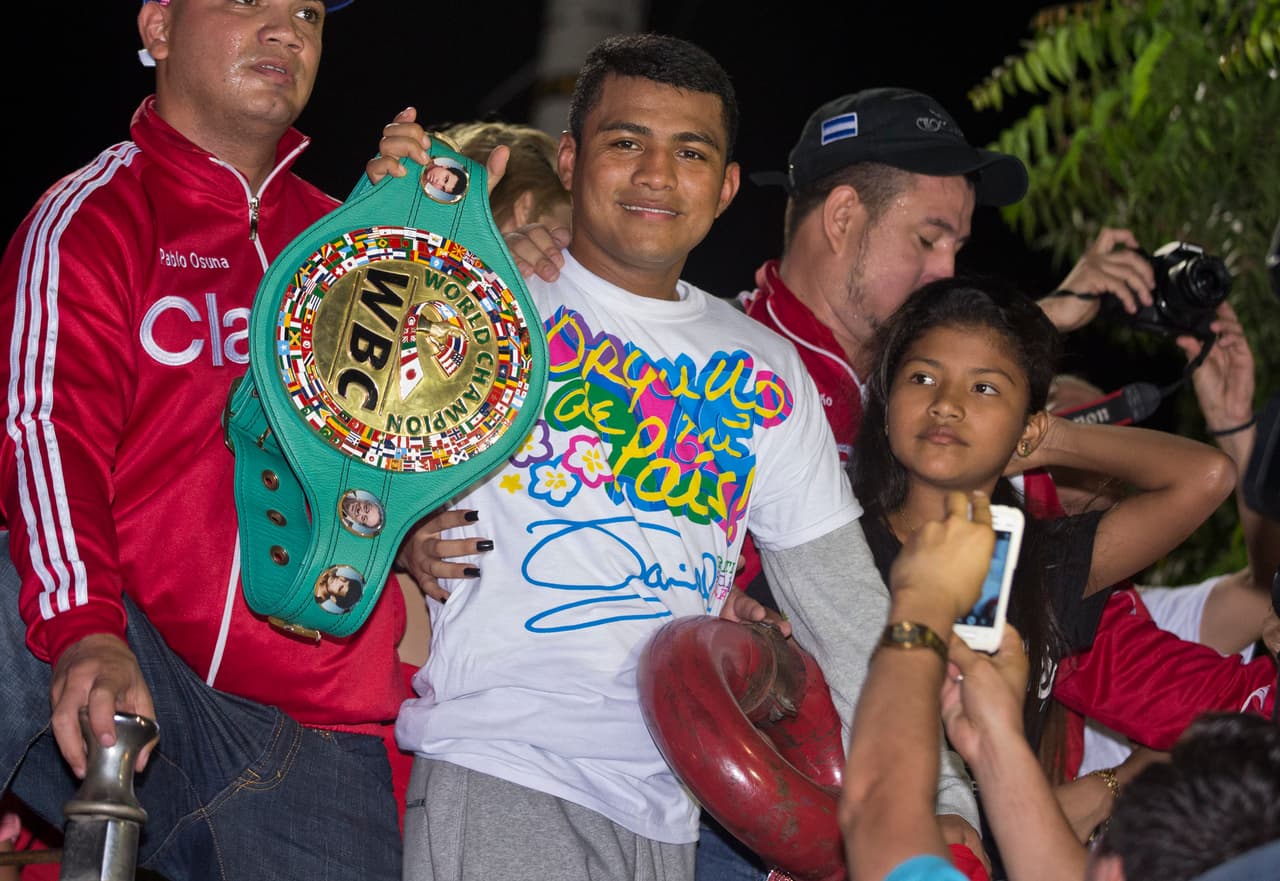 Román ‘Chocolatito’ González subió al ring en tres ocasiones en el 2015. Primero derrotó a Valentín León por nocaut técnico en tres asaltos; después defendió el título mosca contra Edgar Sosa, al cual noqueó en dos episodios; para cerrar el año, chocó contra Brian Viloria, a quien también ganó por la vía rápida, a él en nueve rondas.