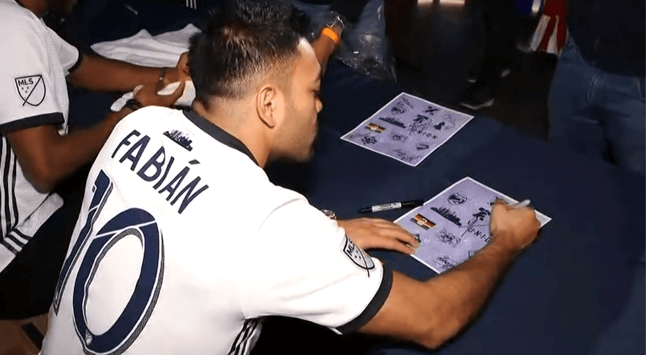 La presentación incluyó firma de autógrafos por parte de Marco Fabián.