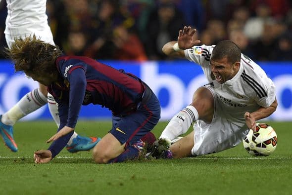 Tras el gol en contra el Real Madrid tomaría control del partido y del balón.