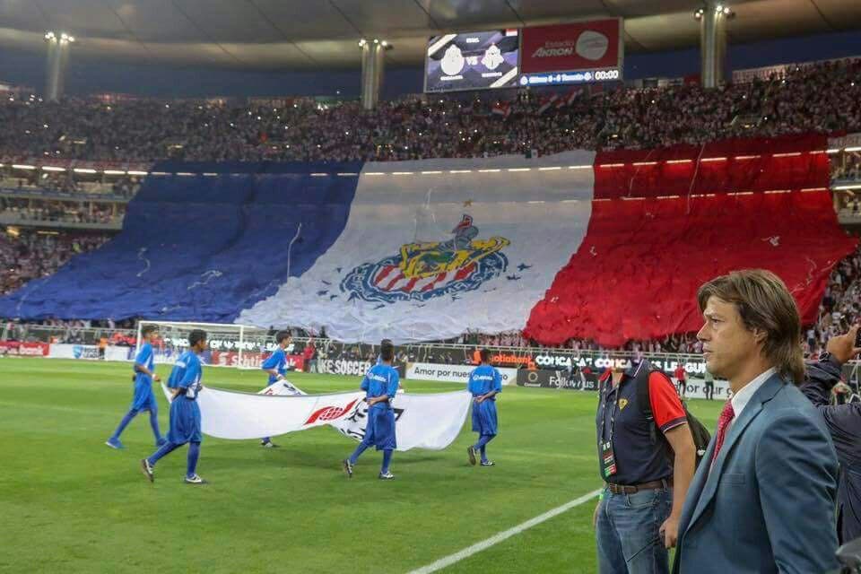 El equipo solo quería que su gente le ayudara a quitar a un intruso en un cuadro espectacular entre Matías Almeyda y la bandera gigante de su afición.