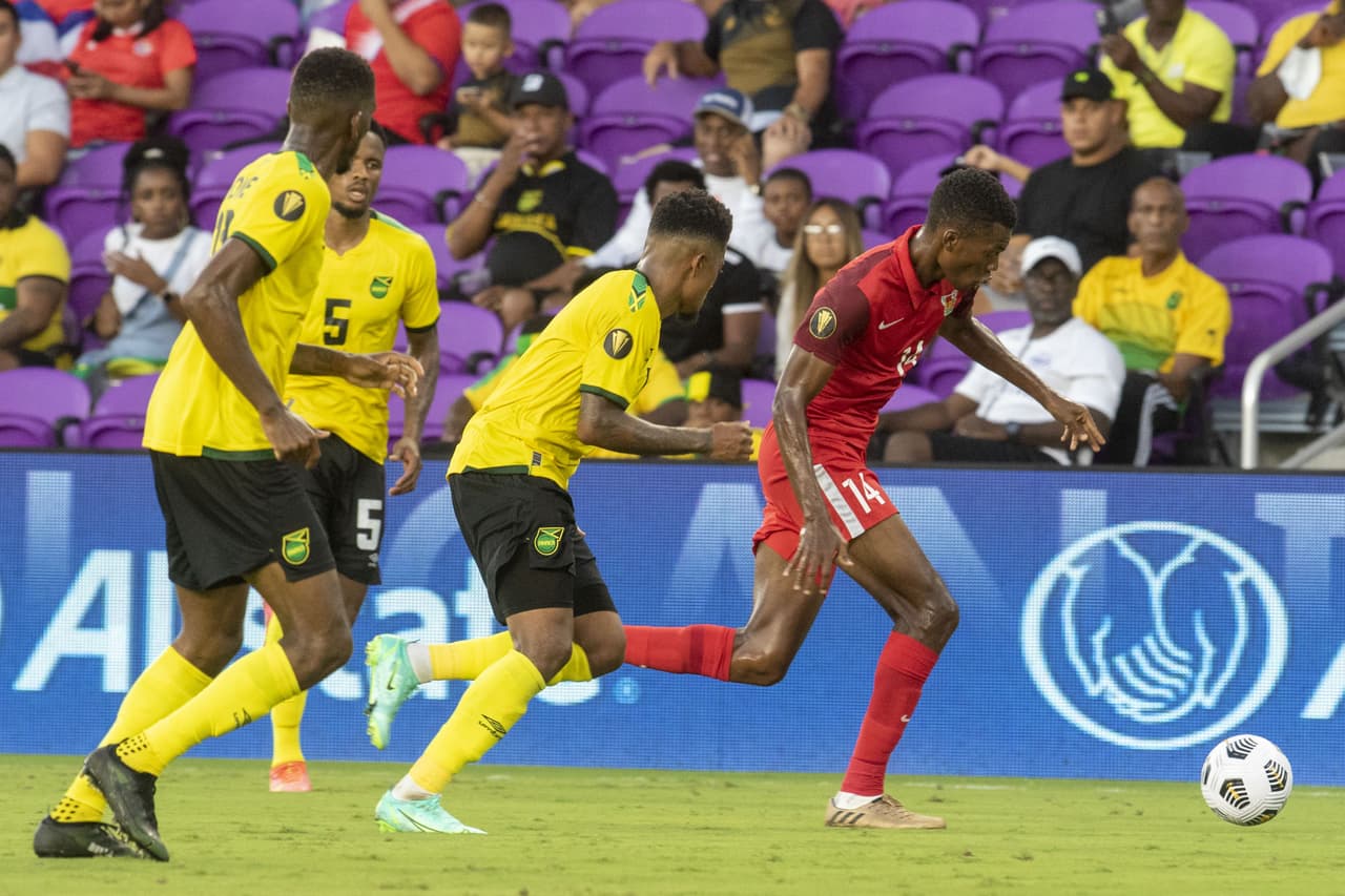Los goles de Cory Burke y Juior Flemmings le dan la remontada 1-2 sobre Guadalupe y aseguran su lugar en la siguiente ronda,