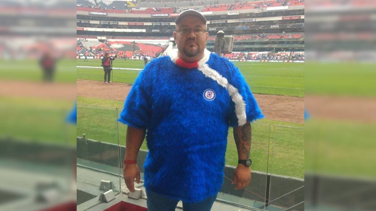 La afición celeste lo reconoce y ya comienzan a pedirle fotos por su peculiar atuendo, mismo que lo distingue en el estadio.