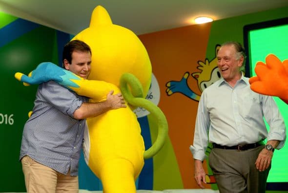 En el acto, los símbolos de los Juegos de Río posaron al lado de Paes, del presidente del Comité Olímpico Brasileño, Carlos Arthur Nuzman; del presidente del Comité Paralímpico Brasileño, Andrew Parsons, y de sus creadores, Luciana Eguti y Paulo Muppet.