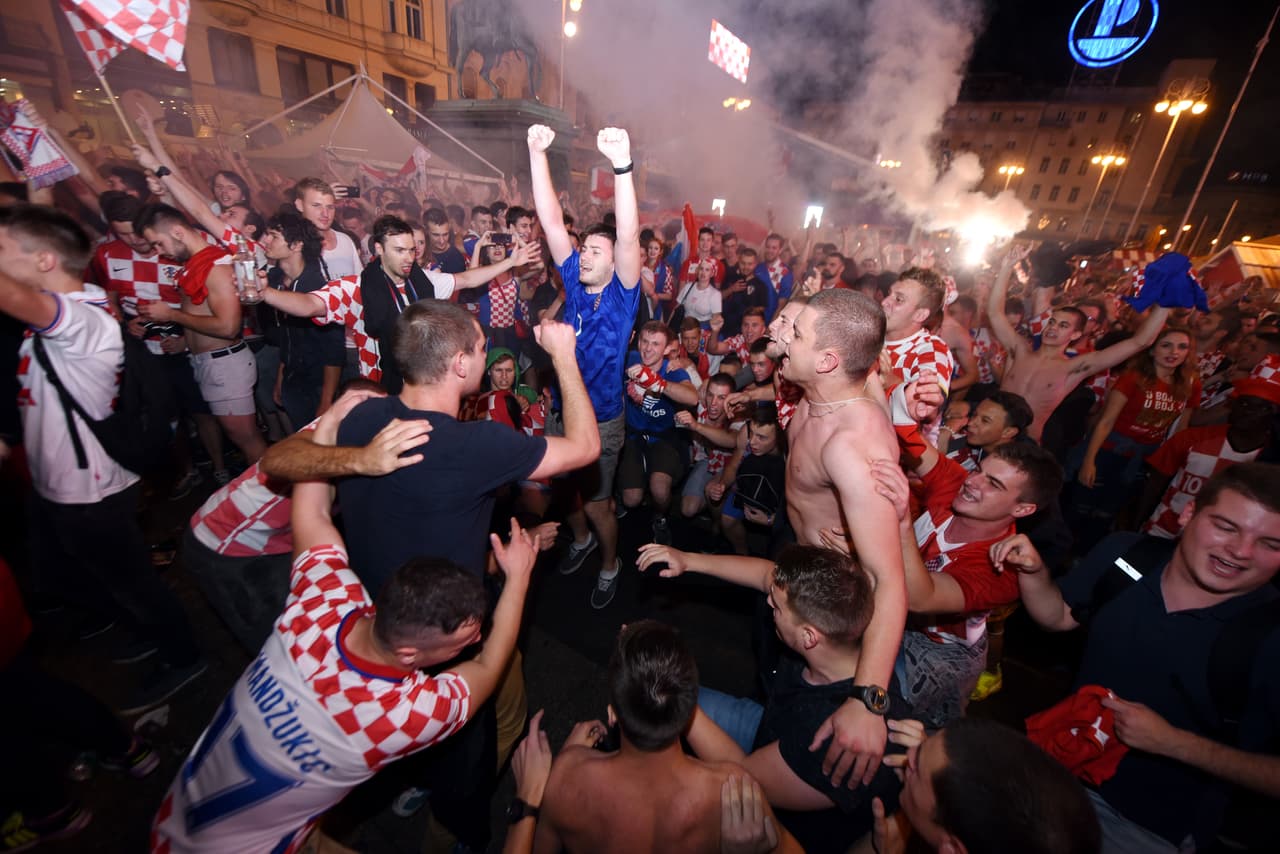 Con la fiebre del Mundial, Croacia, que goleó a Argentina 3-0 y venció en un partido histórico a Inglaterra, se ha convertido en la devoción de muchos hinchas futboleros en el mundo. Sin embargo y a pesar de las filiaciones que pueda crear su fútbol para muchos este sigue siendo un país desconocido. La fotografía muestra la celebración de los habitantes de Zagreb al finalizar el partido donde vencieron a la selección inglesa y clasificaron a la final del Mundial Rusia 2018.