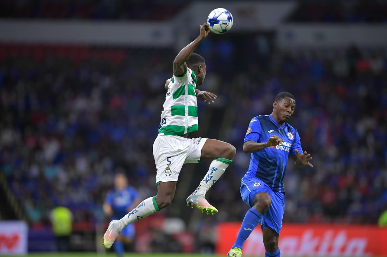Santos gana su primer partido de la temporada a un Cruz Azul que una vez más no supo aguantar la ventaja en el marcador.