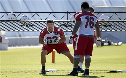 El liniero ofensivo Jared Veldheer (#68) trabajando la técnica mientras Mike Iupati (#76) lo observa (AP-NFL).