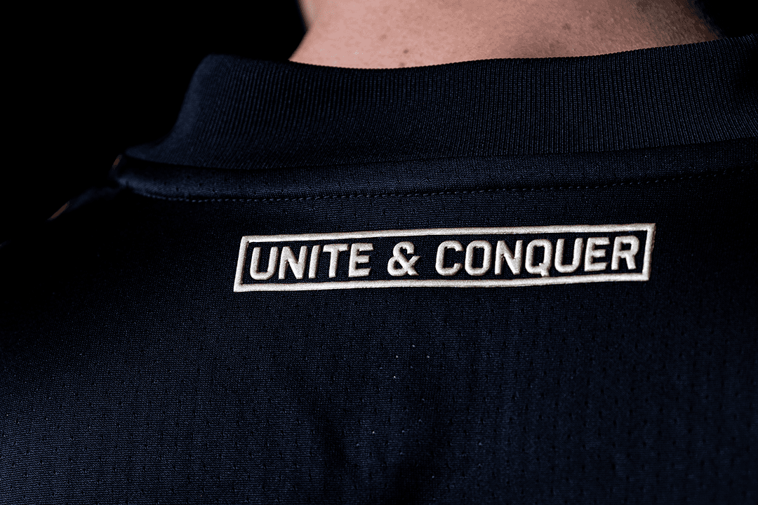 El lema "Unite and Conquer" ("Unan y Conquisten") sigue presente en el uniforme principal.