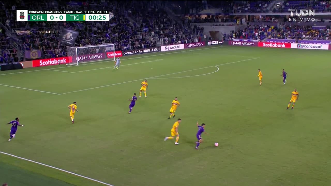 Arranca el partido y la pelota está en juego.