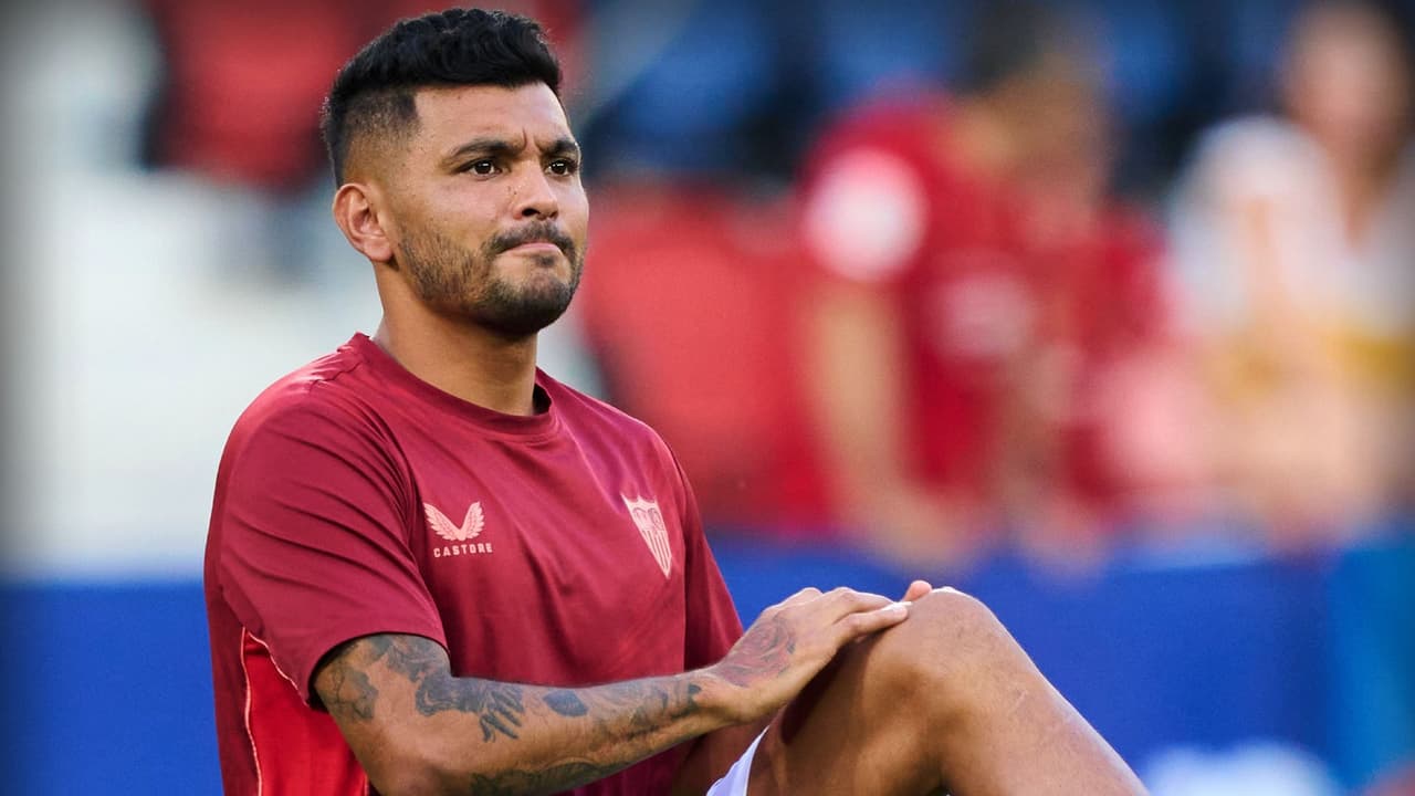 Tecatito se presenta al entrenamiento del Sevilla en muletas