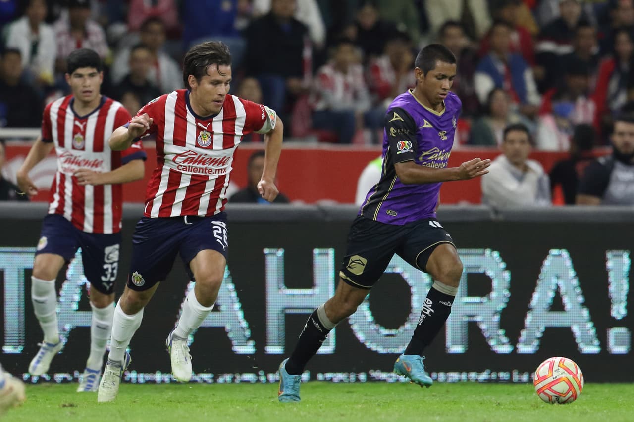 Chivas rescató la victoria ante Mazatlán en la Jornada 2 de la Copa por México 2022 con un polémico gol de Isaác Brizuela en tiempo de compensación. El 'Cone' disparó en el área, pero el balón impactó en el brazo de su compañero Luis Puente, lo que por regla debió ser anulado, pero el árbitro central lo dio por bueno.