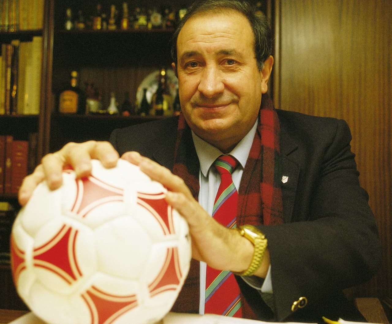 Lo que sí sabía hacer muy bien era la manipulación de los medios, pues entre la política, construcción y futbol, a la gente se le olvidó el incidente que lo puso en la cárcel.