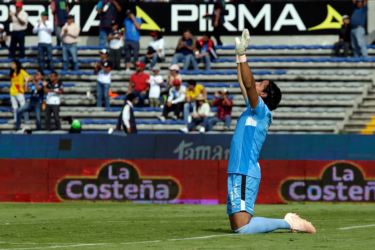El arquero José Antonio Rodríguez celebra la victoria de Lobos BUAP.