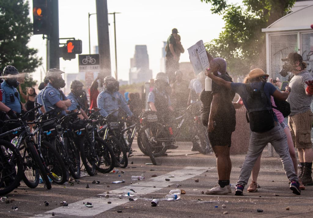 <b>Los manifestantes fueron reprimidos con gas pimienta </b>mientras en enfrentamientos con la policía fuera del Tercer Recinto Policial el 27 de mayo de 2020 en Minneapolis, Minnesota. La estación se ha convertido en el centro de las protestas.
<br>
