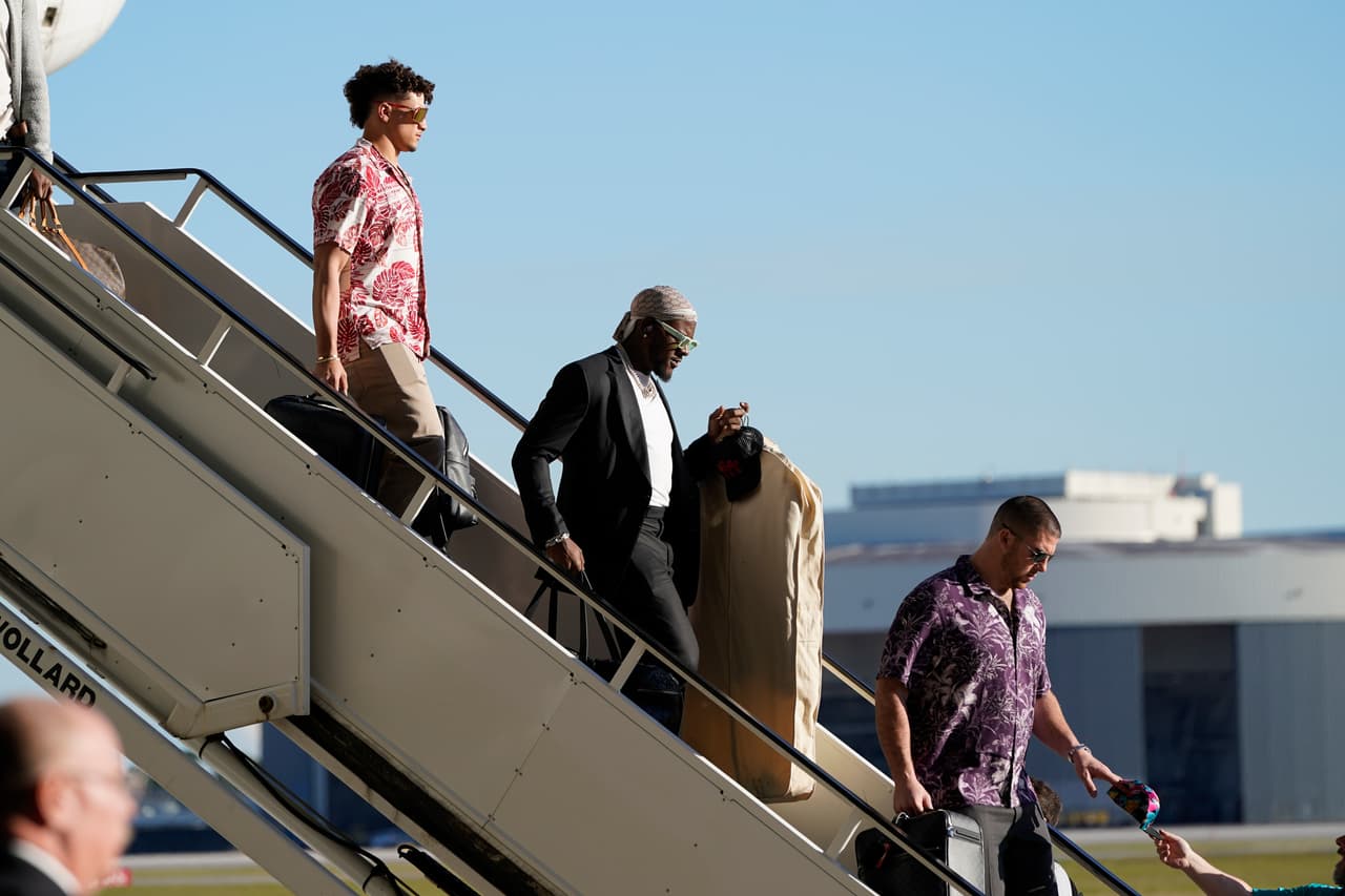 Los Kansas City Chiefs aterrizaron en el aeropuerto de Miami en la semana donde enfrentarán a los 49ers por el Super Bowl LIV.