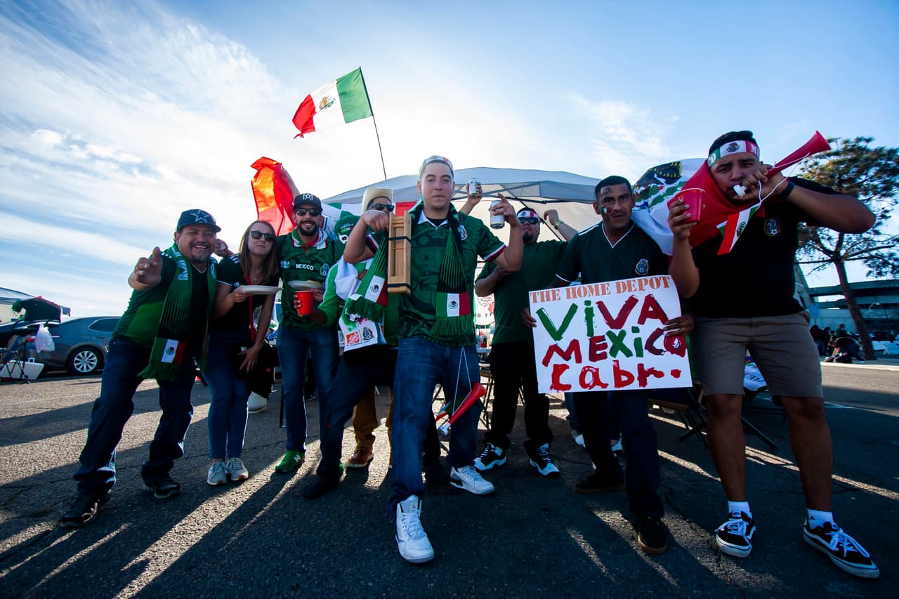 Los aficionados mexicanos viven con optimismo la antesala del juego del Tri contra Chile en San Diego, donde comenzará la era de Gerardo Martino como técnico.