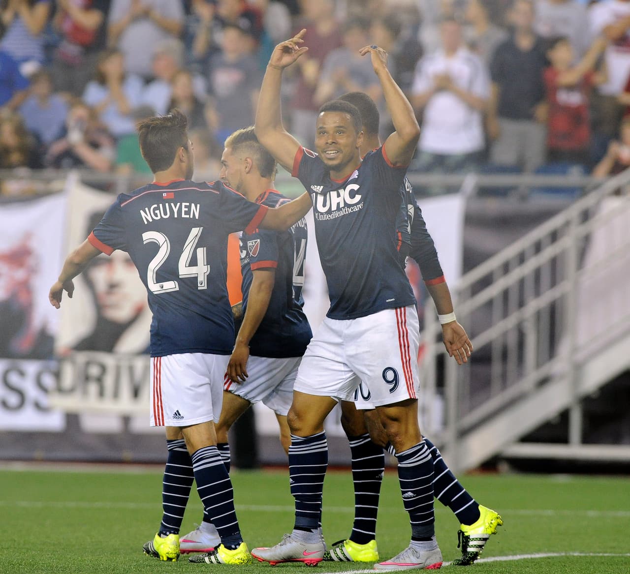 Charlie Davies aumentó la ventaja para los Revs al minuto 50 con el que New England Revolution selló la victoria 2-0 ante Chicago Fire.