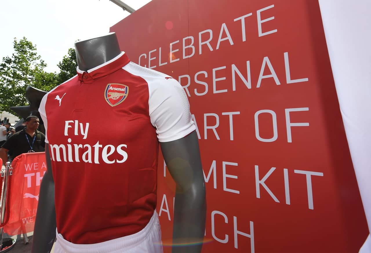 Arsenal espera que con esta nueva camiseta recupere la gloria continental con un título en la Europa League y uno a nivel local.