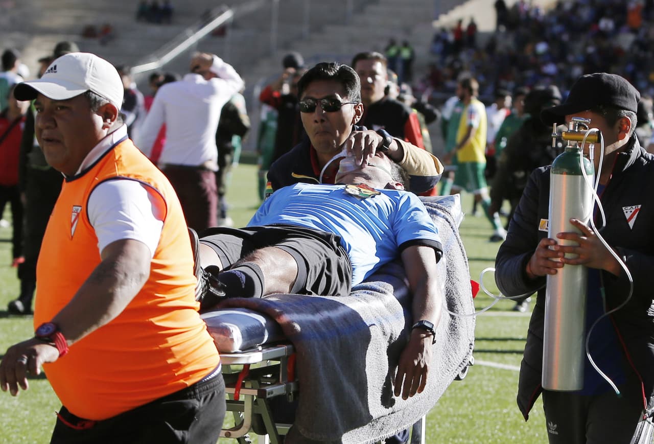 Víctor Hugo Hurtado mientras era trasladado del estadio Municipal de El Alto al hospital.