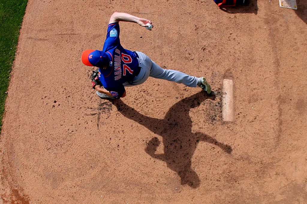 Impresionante la efigie, vista desde arriba, y la sombra que proyecta el serpentinero de los New York Mets Eric HanholdUna imagen espectacular.