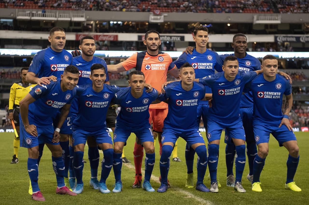 Los cementeros saltan a la cancha con Corona, Domínguez, Escobar, Aguilar, Madueña, Yotún, Lichnovsky, Pineda, Alvarado, Rodríguez y Angulo.