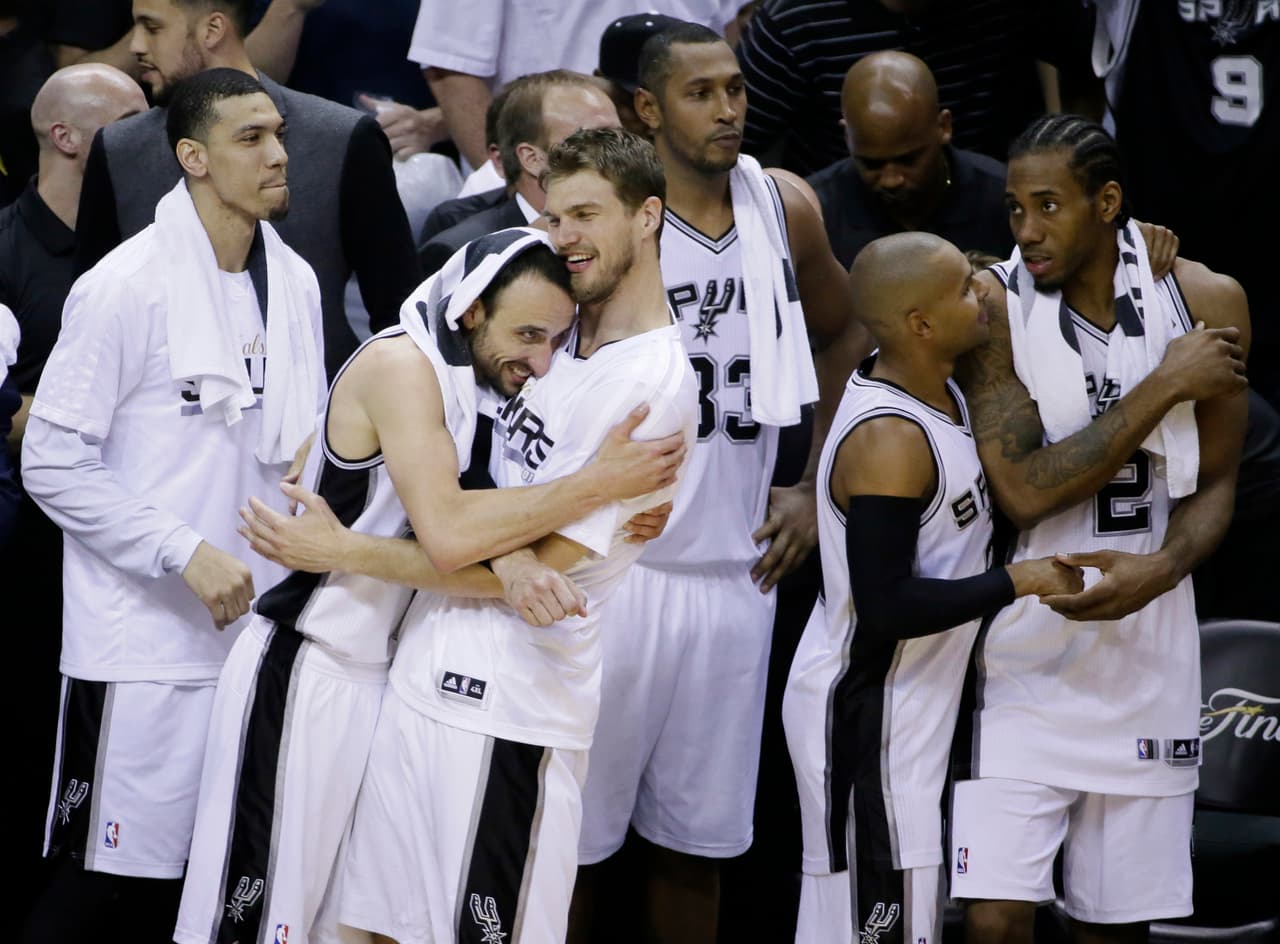 Cuatro campeones con los San Antonio Spurs, Manu Ginóbili, Boris Diaw, Patty Mills y Tiago Splitter, charlan y toman café.