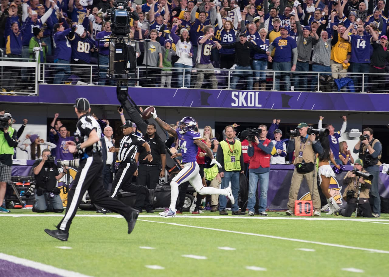 Con 10 segundos en el reloj, Stefon Diggs tuvo una recepción para 61 yardas que terminó en las diagonales, dándole la victoria a su equipo. Terminó el partido con 6 pases atrapados y 137 yardas.
<br>