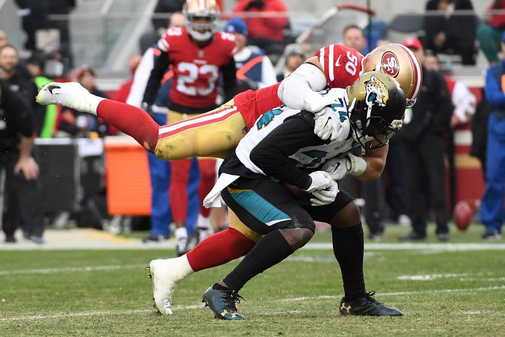 Lo que más llamó la atención fue un casco bitono, compaginando el negro con el dorado y en un tono mate. Este diseño generó reacciones diversas pero inclinándose a las negativas.