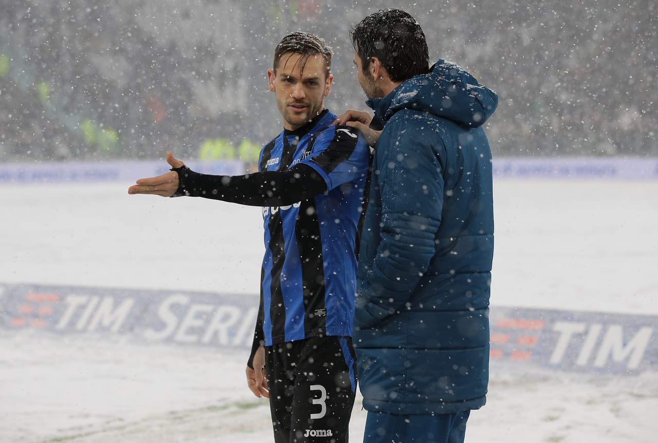 Juventus-Atalanta, en el Juventus Stadium de Turín por la fecha 26 de Serie A, fue aplazado por intensa nevada. El árbitro Maurizio Mariani lo decidió porque no se daban las condiciones necesarias.