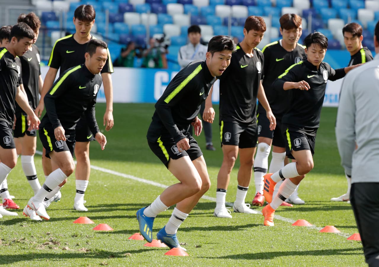 Aquí el equipo de los Tigres asiáticos haciendo un trabajo ligero mientras reconocen el estadio Nizhny Novgorod, donde debutan este lunes.