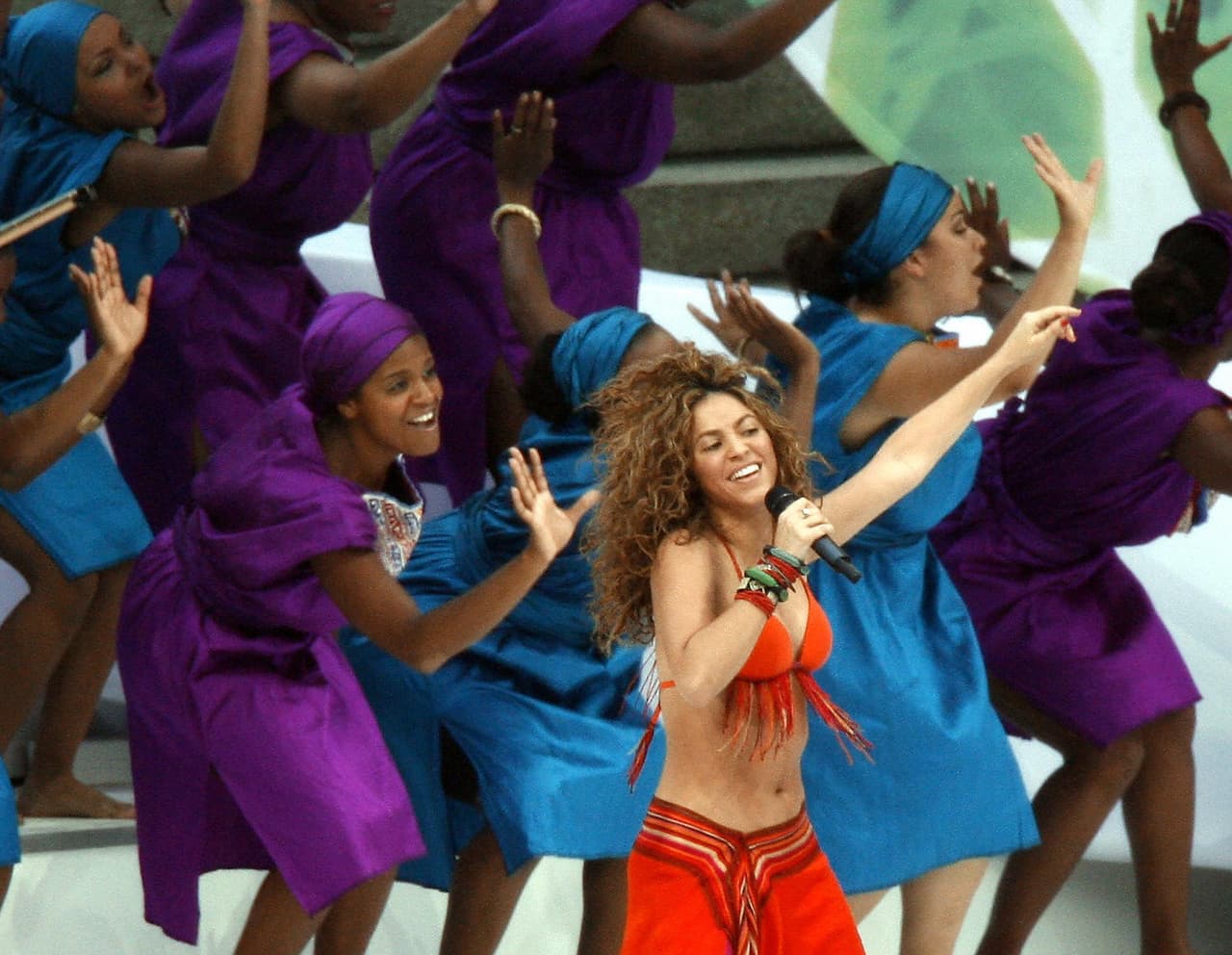 Shakira fue protagonista en el Mundial Alemania 2006 y fue la artista en la clausura del evento con su canción 'Hips don't lie', cuyo baile se robó las miradas a nivel internacional.