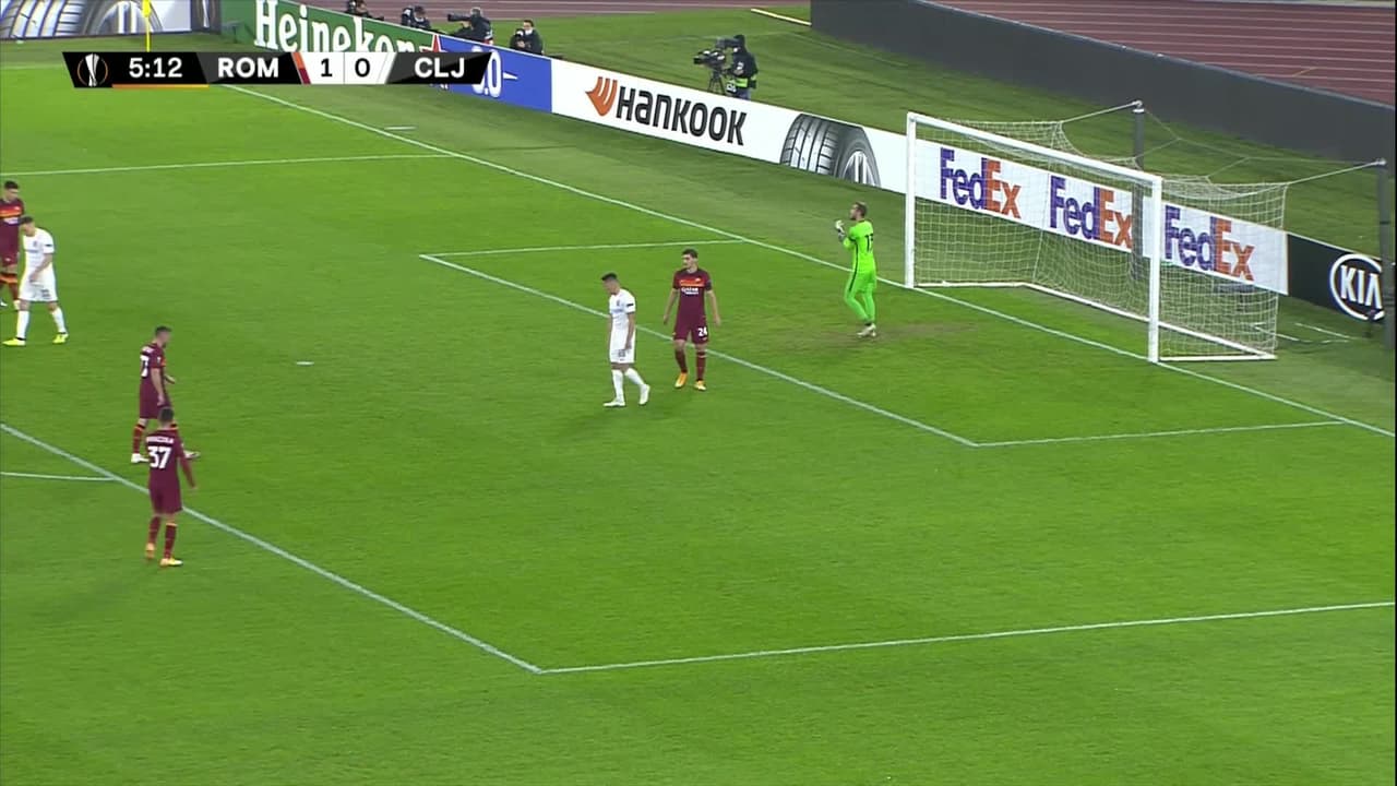 ¡TIRO ATAJADO! disparo por Damjan Djokovic.