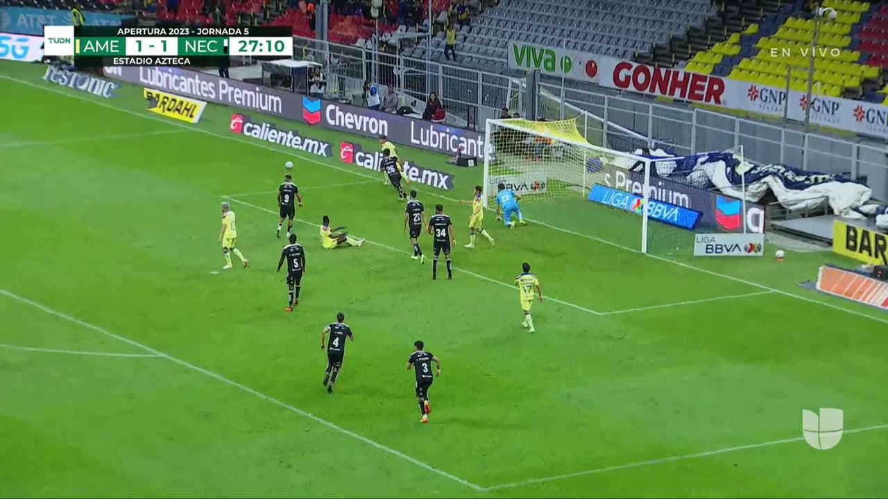 ¡TIRO ATAJADO! disparo por Julián Quiñones.