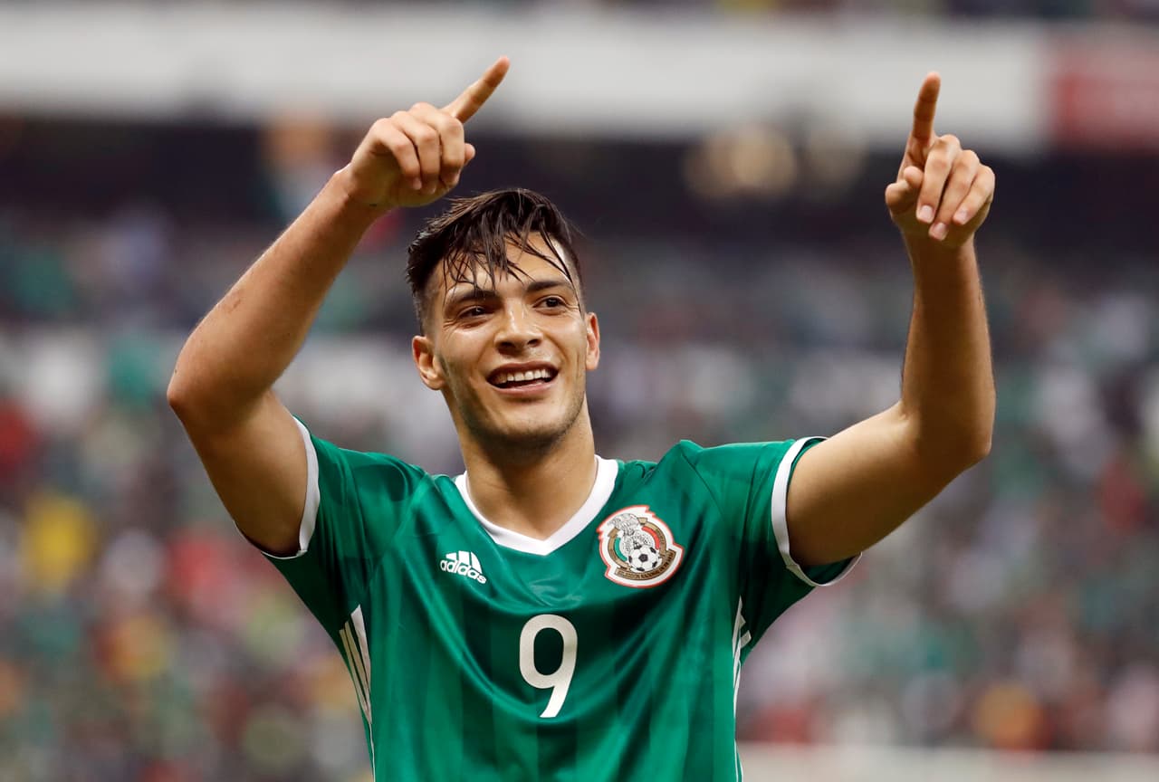 Sin embargo, su participación con México en la Copa Confederaciones le dio un segundo aire y allí mostró su capacidad, con lo que alejó los rumores de su salida del Benfica.