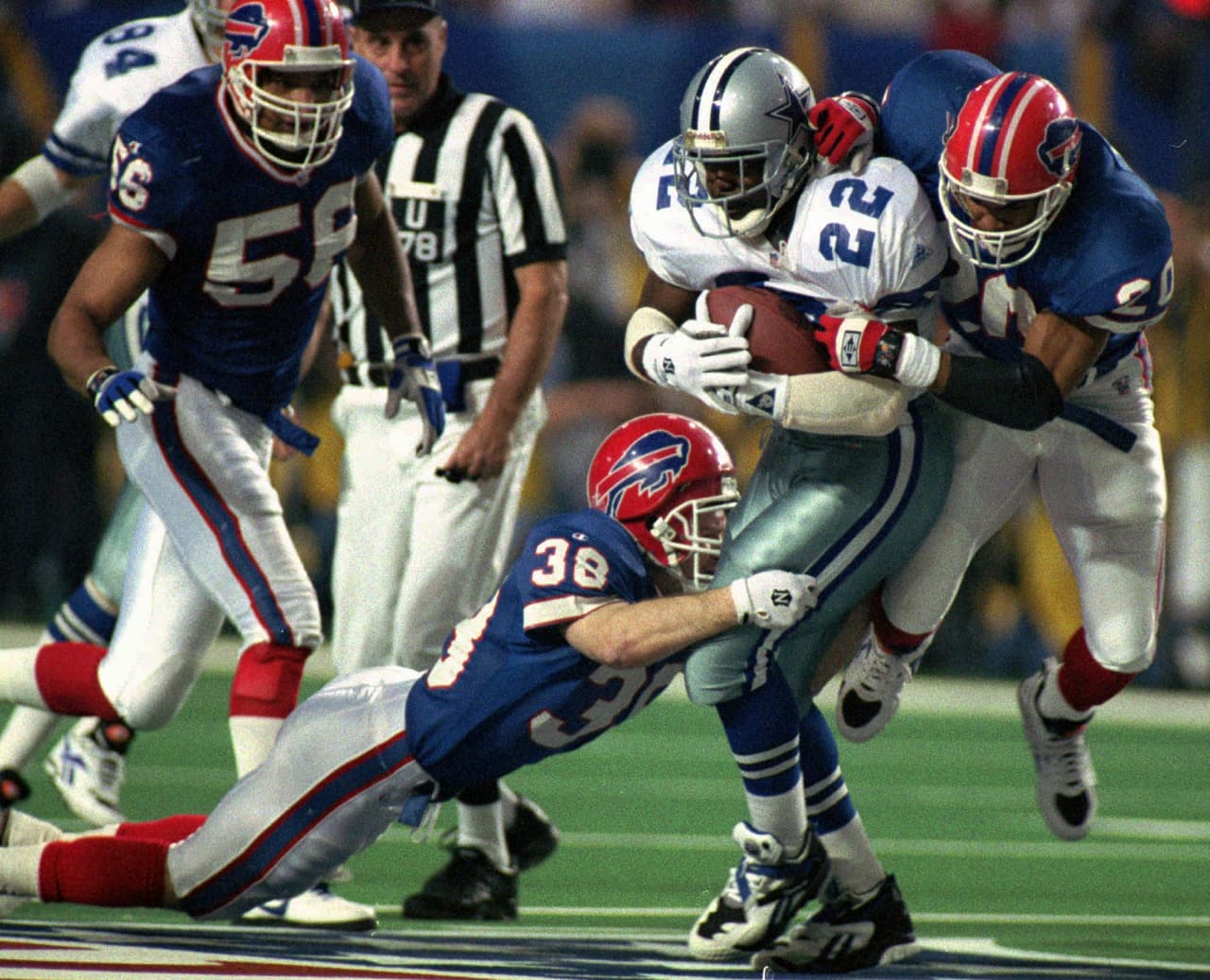 Super Bowl XXVII (Dallas Cowboys 30-13 Buffalo Bills) | Se disputó en el Georgia Dome, en Atlanta. MVP: Emmitt Smith (RB Dallas). Costo del comercial de 30 segundos: 900 mil dólares por la NBC.