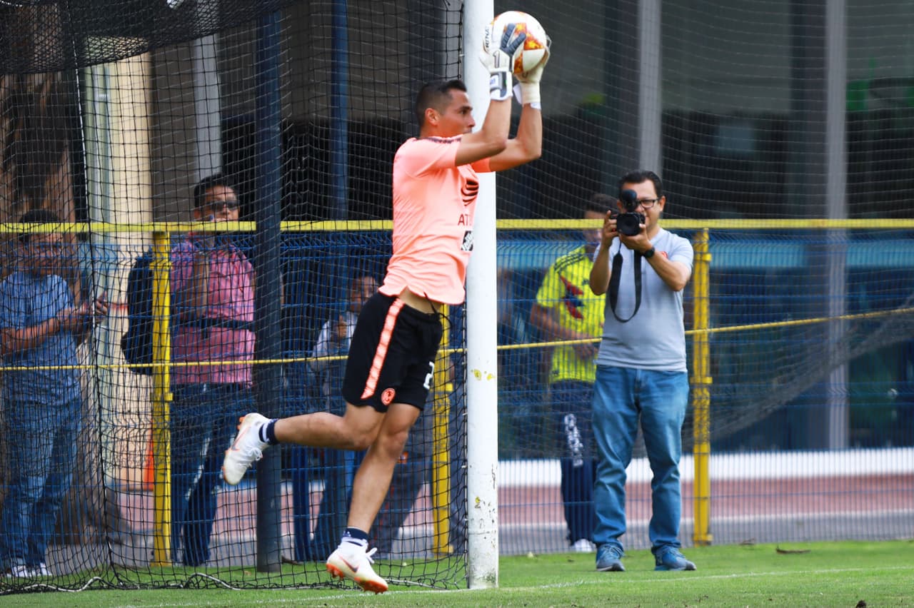 Paul Aguilar, por su parte, se probó debajo del arco y mostró sus capacidades como portero.