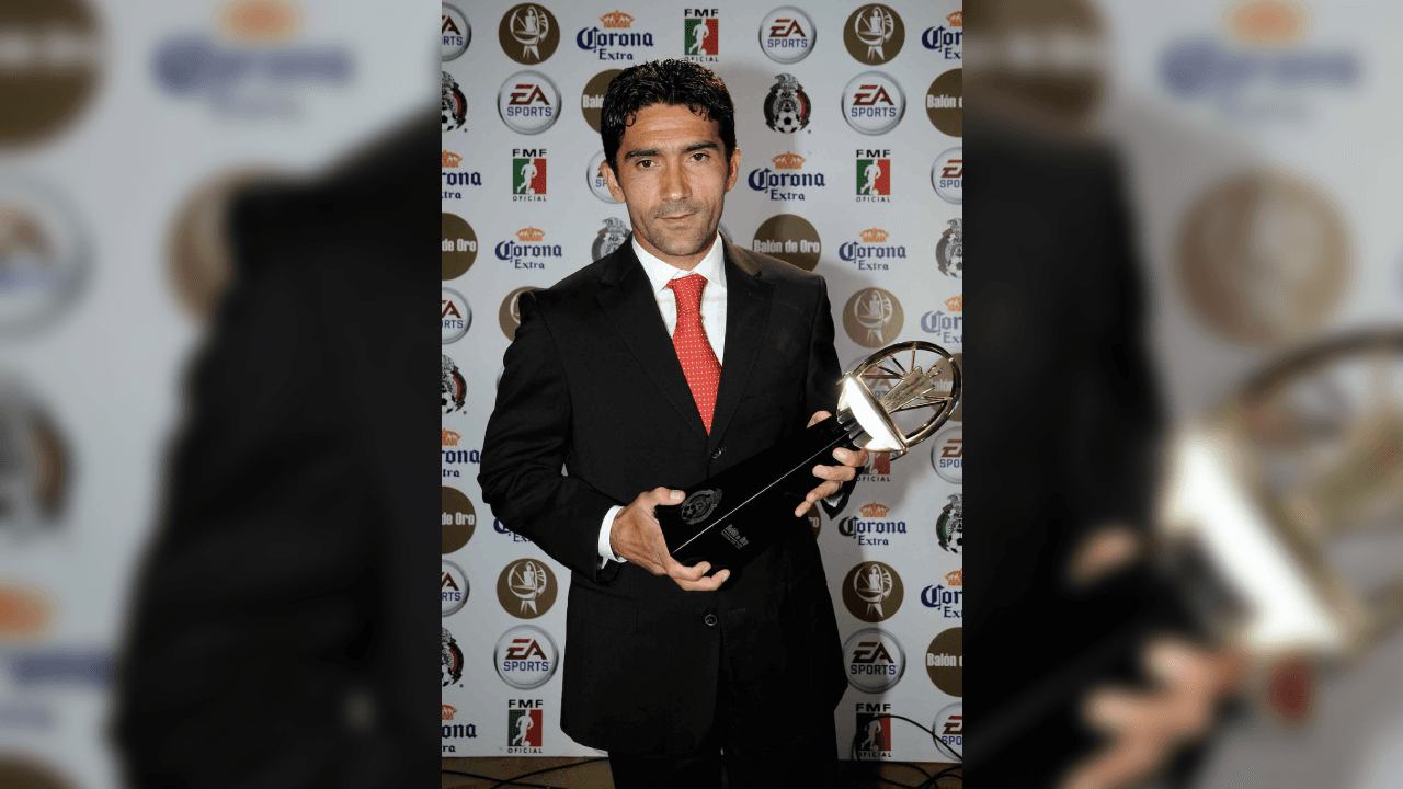 <b>El mejor de la liga mexicana</b>
<br>- Durante los años 2008 y 2010 fue nominado como ‘El mejor jugador de la Primera División de México’ y también ‘El mejor centrocampista oofensivo de la Primera División en México’.