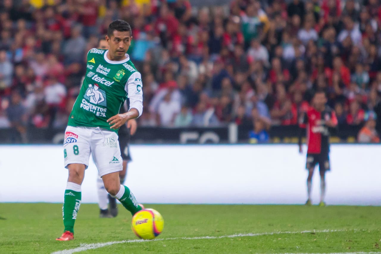 El paso de Hernández a León fue su gran trampolín pues fue campeón en el Apertura 2013 y en el Clausura 2014. Eso le dio un nuevo cupo en la selección mexicana en la Copa Oro de 2015 (fue campeón).