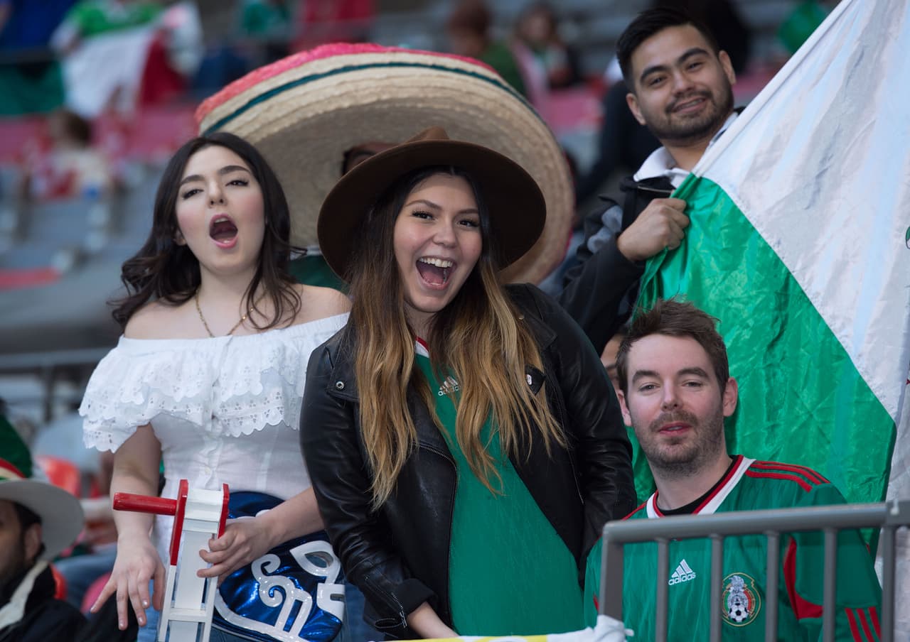 Las guapas fanáticas se hicieron presentes en Vancouver para disfrutar el Canadá vs. México