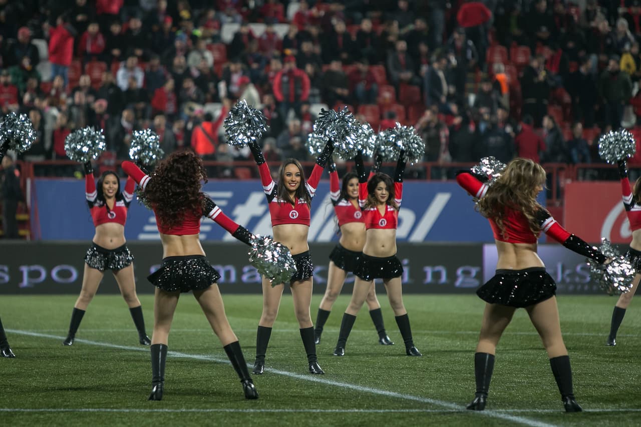 La belleza de las porristas en la fecha 1