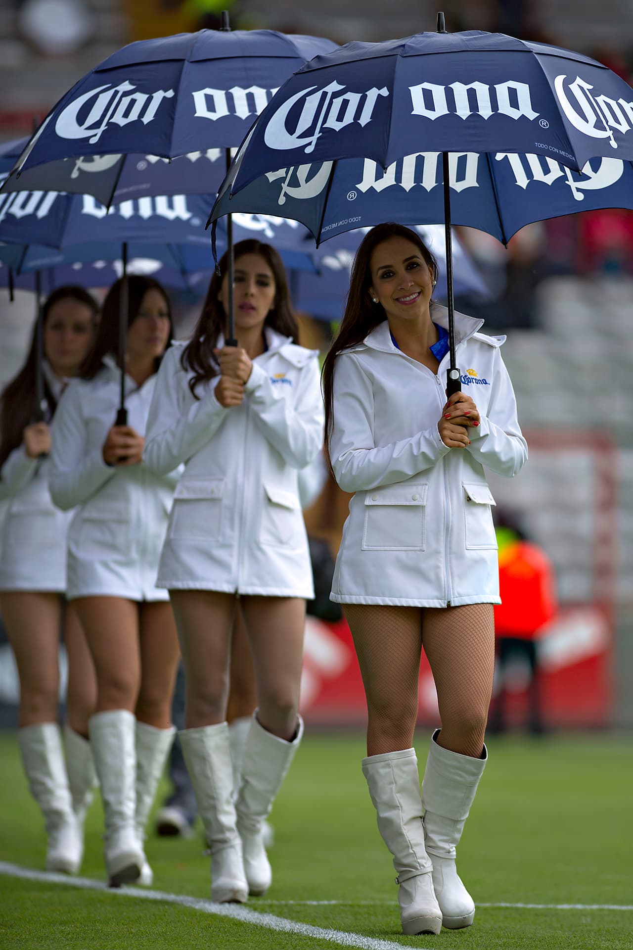 La belleza de las porristas en la fecha 1