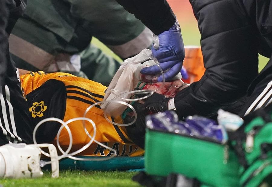 El mexicano Raúl Jiménez salió lesionado y conmocionado tras un choque de cabezas.