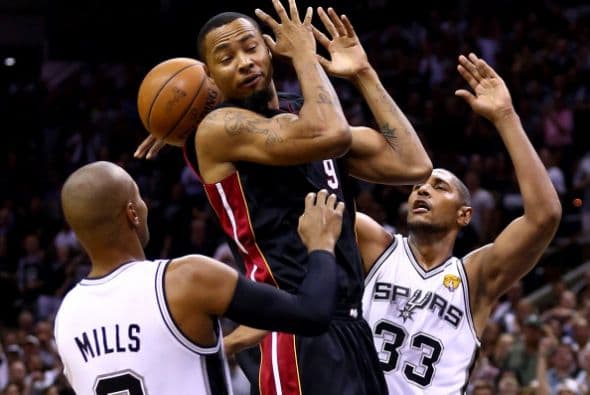 Todo o nada. Dispuestos a dejar la vida en la cancha San Antonio fue por su quinto campeonato mientras Miami buscaba salir de la mala racha 3-1 pese a que ningún equipo en la historia lo había logrado en una final. San Antonio apaleó a Miami.          