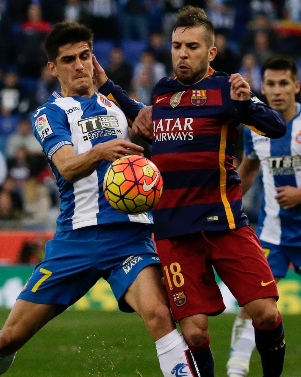 Por la lateral izquierda seguramente aparecerá Jordi Alba quien es un motor para el ataque de los blaugranas y tiene un ida y vuelta impresionante gracias a su estupendo estado de forma. Es muy hábil por el costado, tiene buena pegada y se asocia constantemente con Neymar para ir al frente por esa parcela. Estará encargado de incomodar a Gareth Bale y dar salida con balón al pie. La alternativa sería Sergi Roberto que ha sido un gran relevo.
