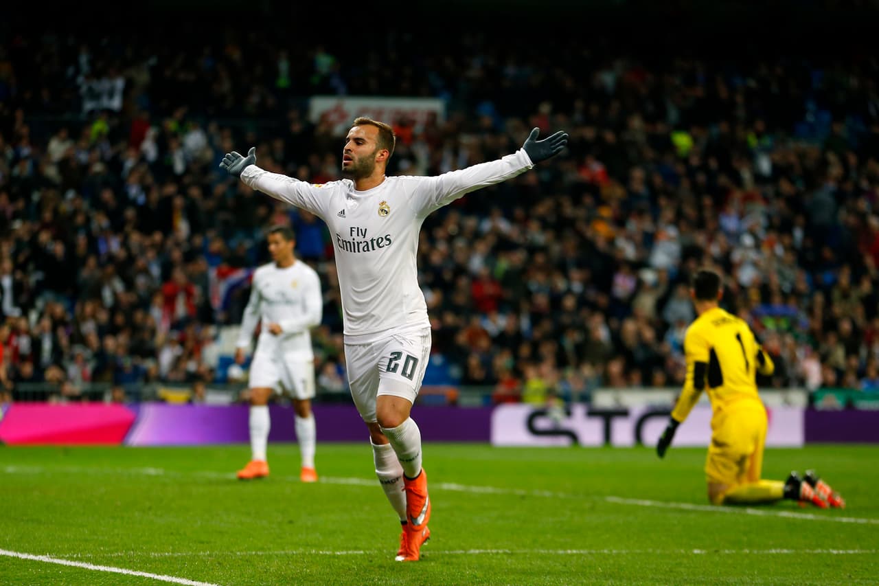 En el ataque el Real tiene a tres 'gigantes' que son indiscutibles pero también cuenta con un relevo de gran calidad en Jesé. El canterano madridista es un delantero muy versátil que imprime velocidad a la ofensiva y un cambio de ritmo importante que puede sorprender a los defensas del equipo blaugrana. Si Zidane ve necesario refrescar su delantera, es muy posible que Jesé tenga minutos lo que podría no agradarle al Barcelona.