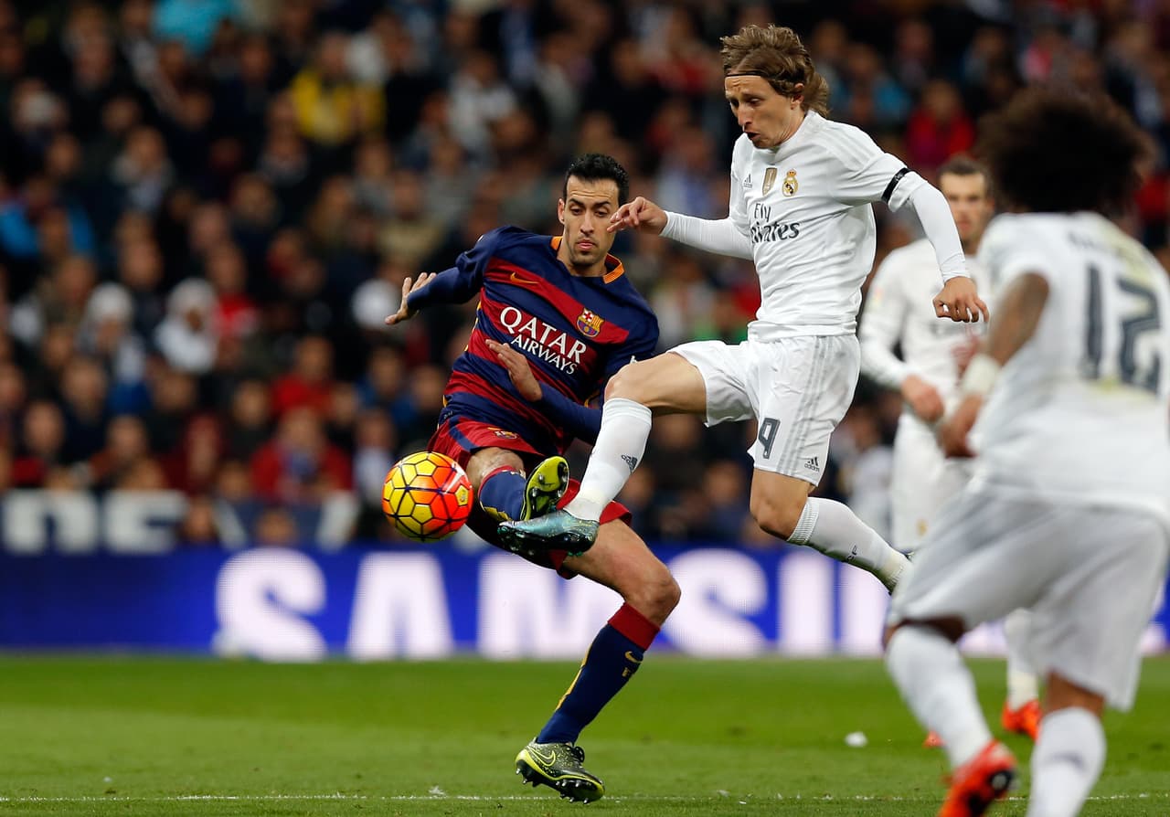 En el mediocampo el Madrid volverá a contar con la presencia de Luka Modric quien comúnmente se anticipa muy bien para ganar balones y es el generador de juego ofensivo en la estrategia de Zidane. Con la titularidad de Casemiro, el croata podrá tener mayor libertad de abocarse al juego ofensivo donde tiene sus mejores condiciones. Al no estar obligado a romper el juego del Barça, Modric podría ser la diferencia para aprovechar los contragolpes.